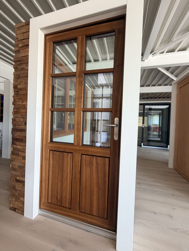 Porte d'entrée bois sur mesure avec petits bois et vitrage — Piazza SA Reconvilier