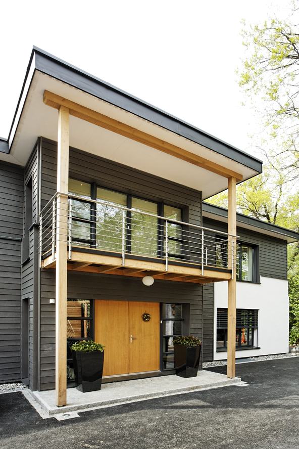 Maison contemporaine avec fenêtres bois-métal et porte bois — Piazza SA