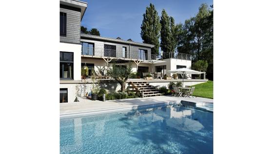 Villa contemporaine à Corseaux — baies vitrées et fenêtres