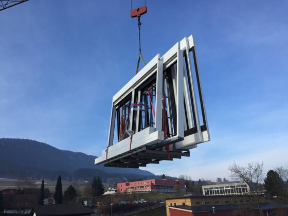 Levage et pose de fenêtres sur chantier à Malleray