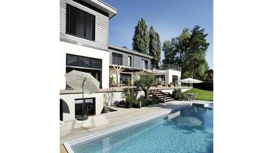 Villa à Corseaux — terrasse et grandes baies