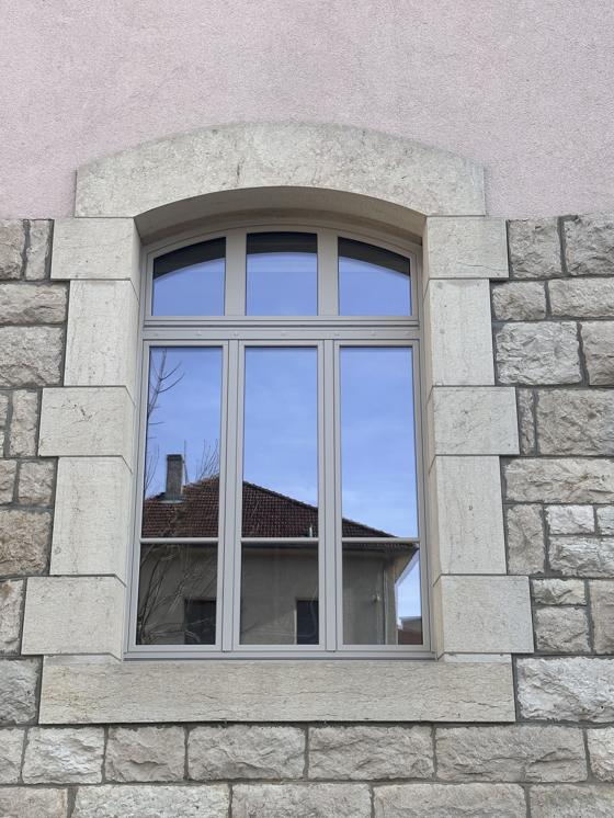 Fenêtre bois cintrée sur bâtiment en pierre — rénovation patrimoniale, Piazza SA