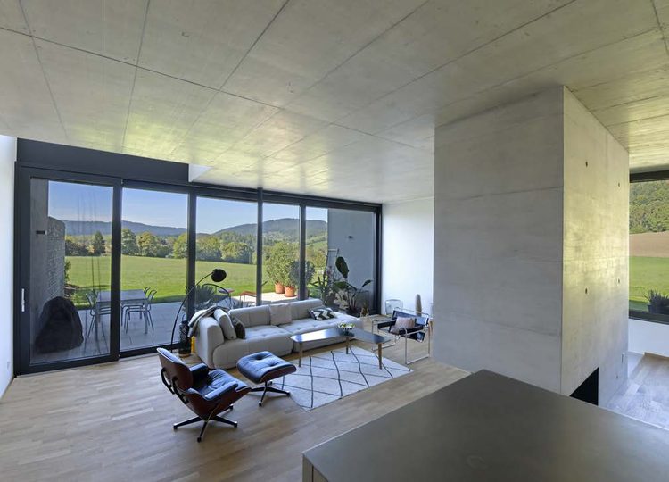Article presse lafenêtre.ch Piazza SA — Des fenêtres made in Swiss, salon avec baies vitrées sur le Jura bernois